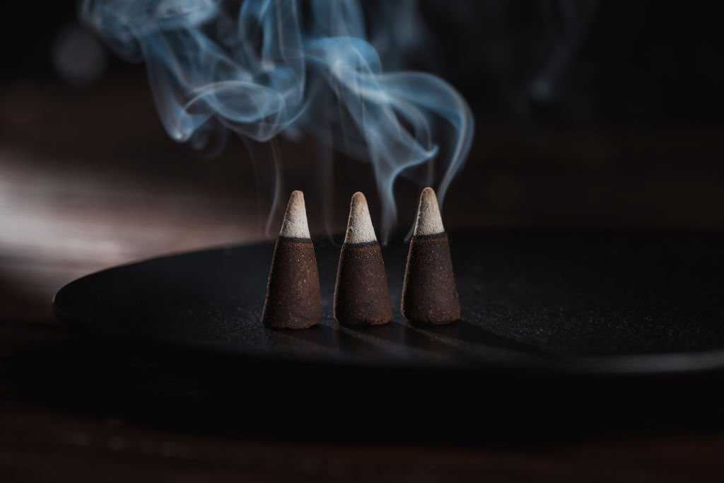 3 incense cones Normally, only 1 to 3 incense sticks should be used in 1 day.