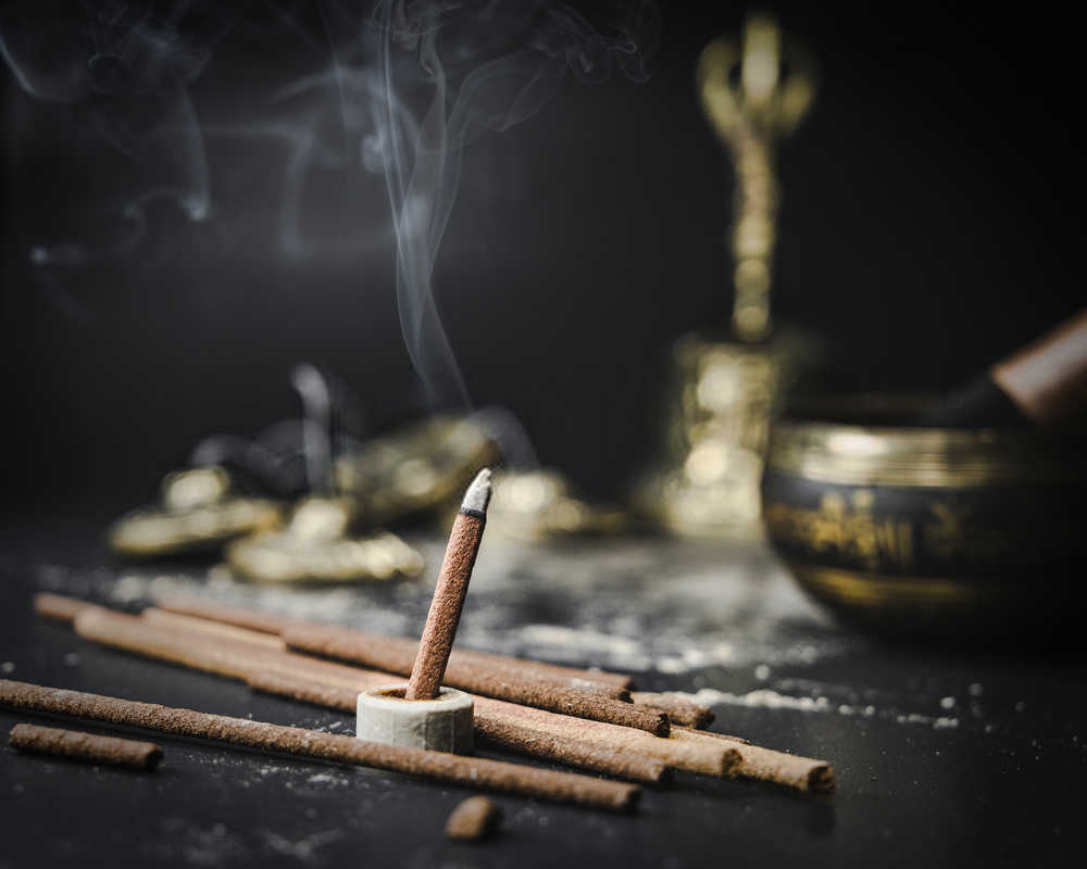 supporting meditation and yoga Cinnamon incense has the effect of supporting meditation and yoga.
