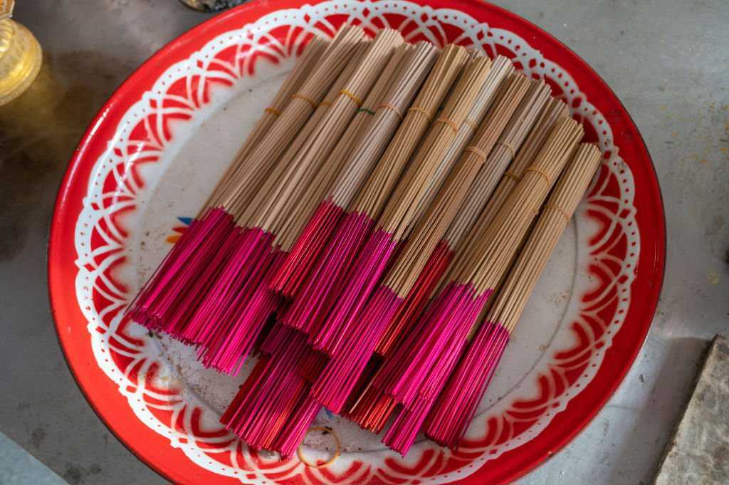 A damp incense stick A damp or moldy incense stick can also prevent it from burning.