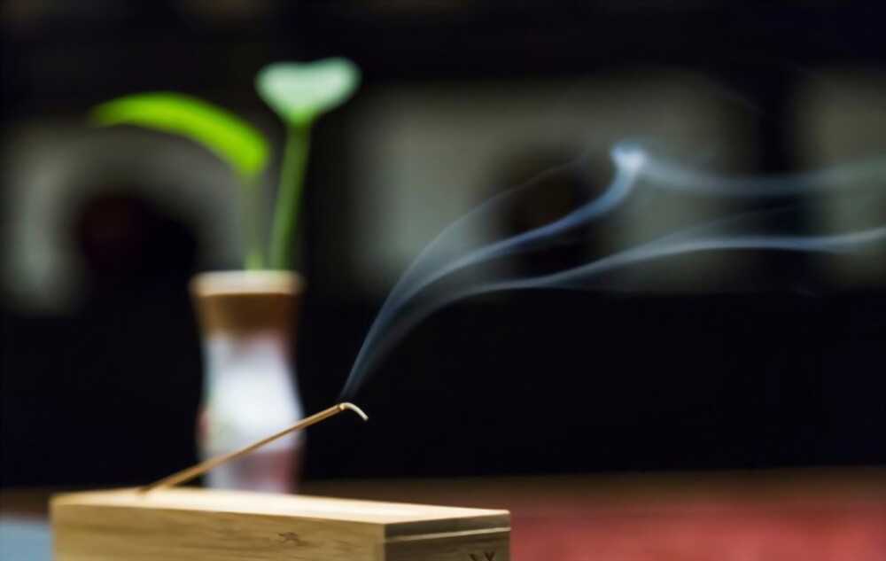 create an inviting atmosphere Incense can create an inviting atmosphere in your home.