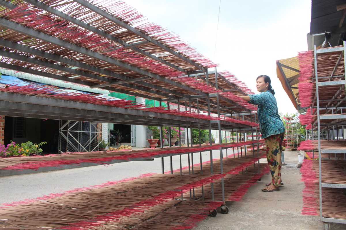 dry incense sticks  If your incense sticks get damp, let them dry and continue using them.