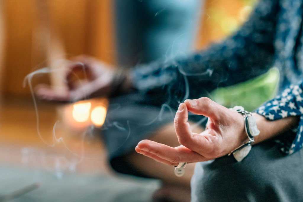 read incense smoke To be able to read incense smoke, stay calm and open your mind.