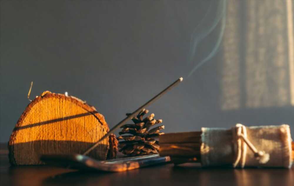 incense stick burn time An incense stick will usually burn for about 30 minutes.