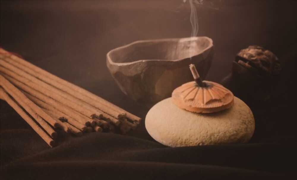 sandalwood incense Let go of stress and negativity with the uplifting fragrance of sandalwood incense.
