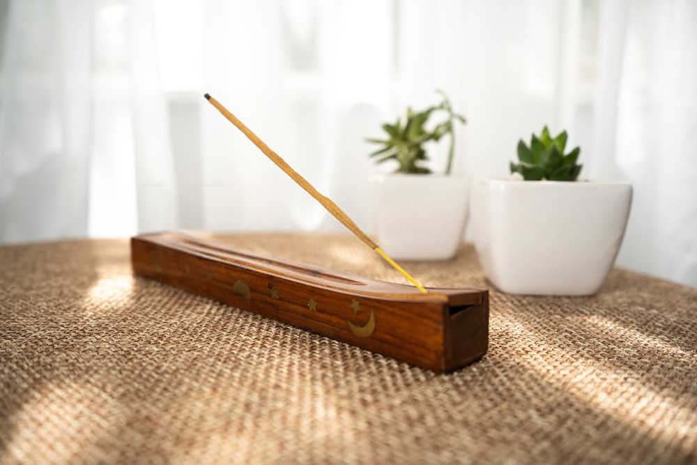 use lemongrass incense Lemongrass incense can be used at many different times of the day.