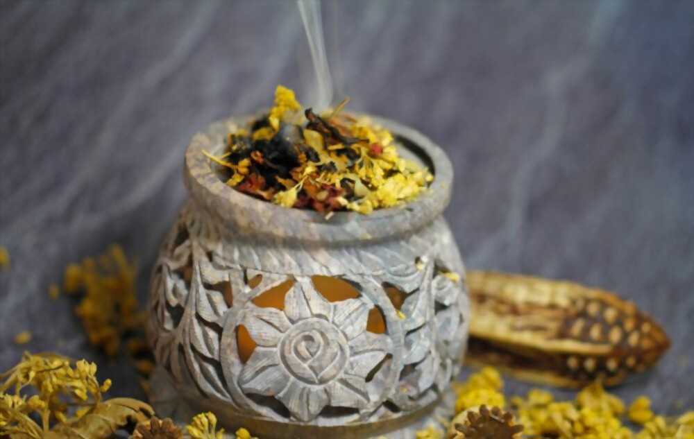 Chrysanthemum loose-leaf incense Chrysanthemum loose-leaf incense is being burned