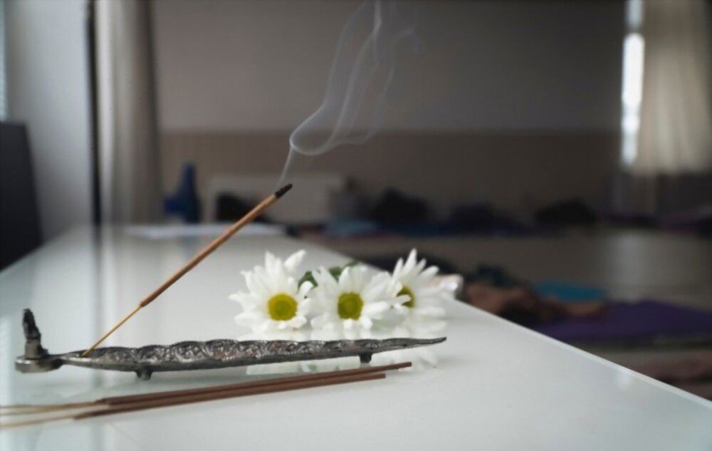 a herbal smoking Refresh your mind and soul with a herbal smoking session!