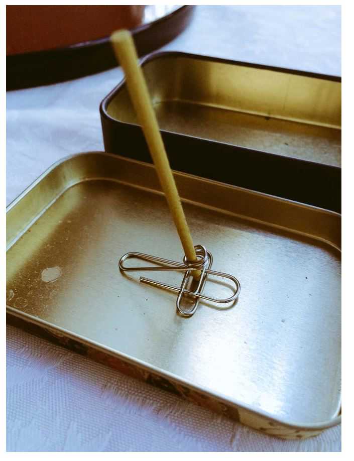 use paper clips to stick incense You can also use paper clips to stick incense.