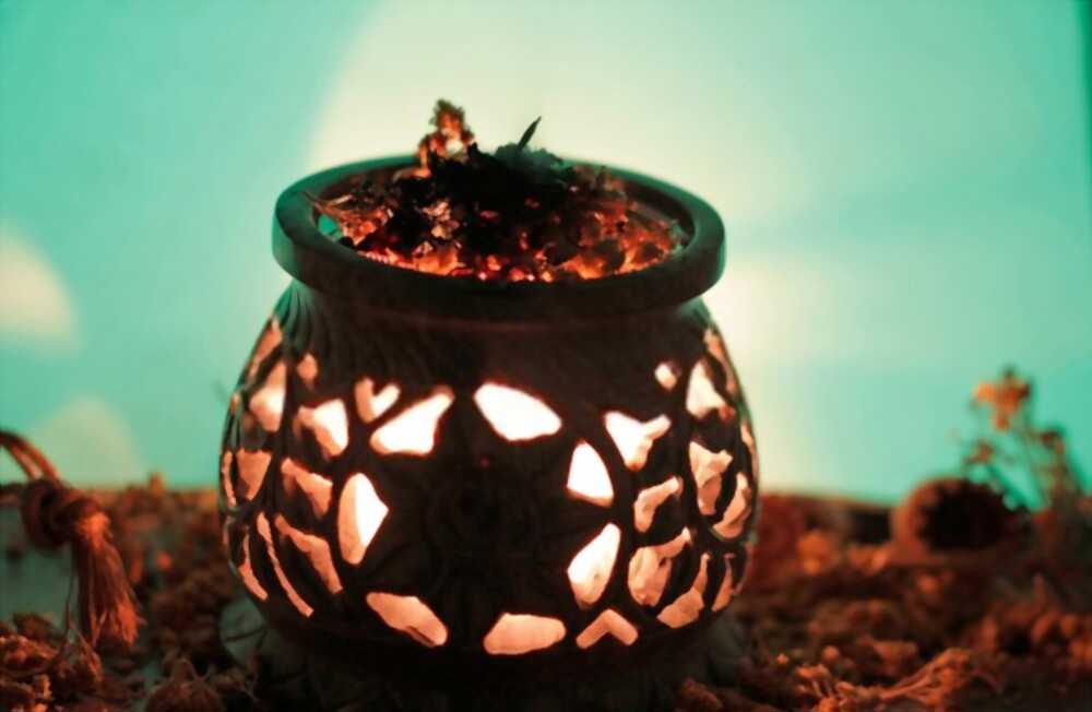 Loose leaf incense Loose-leaf incense is characterized by being free of impurities and harmful chemicals.