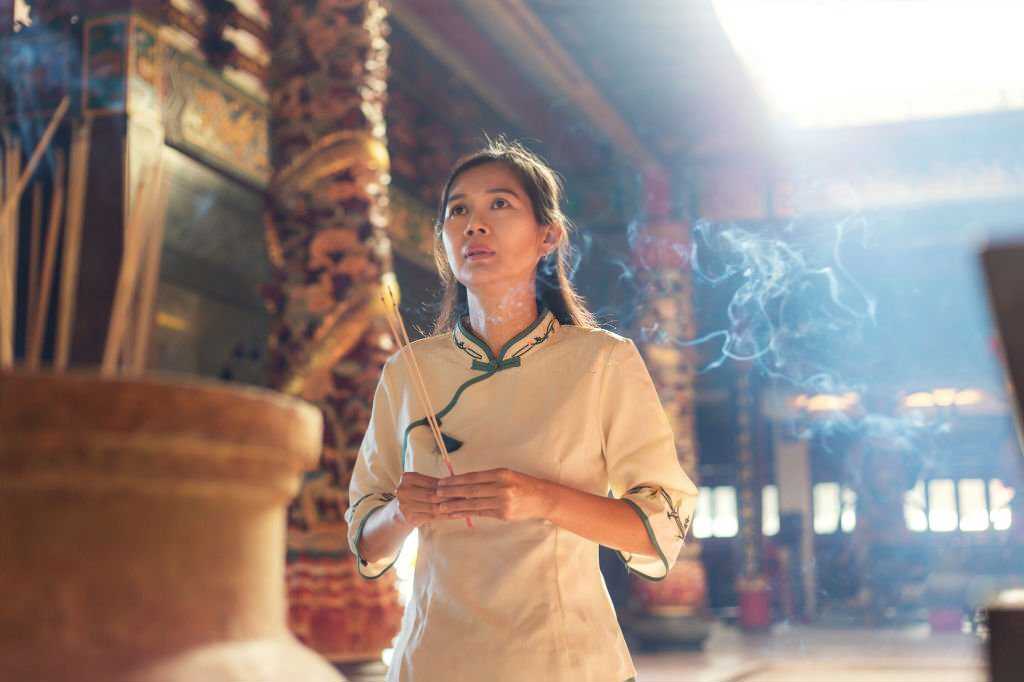 Agarwood incense bring luck Agarwood incense helps bring luck.