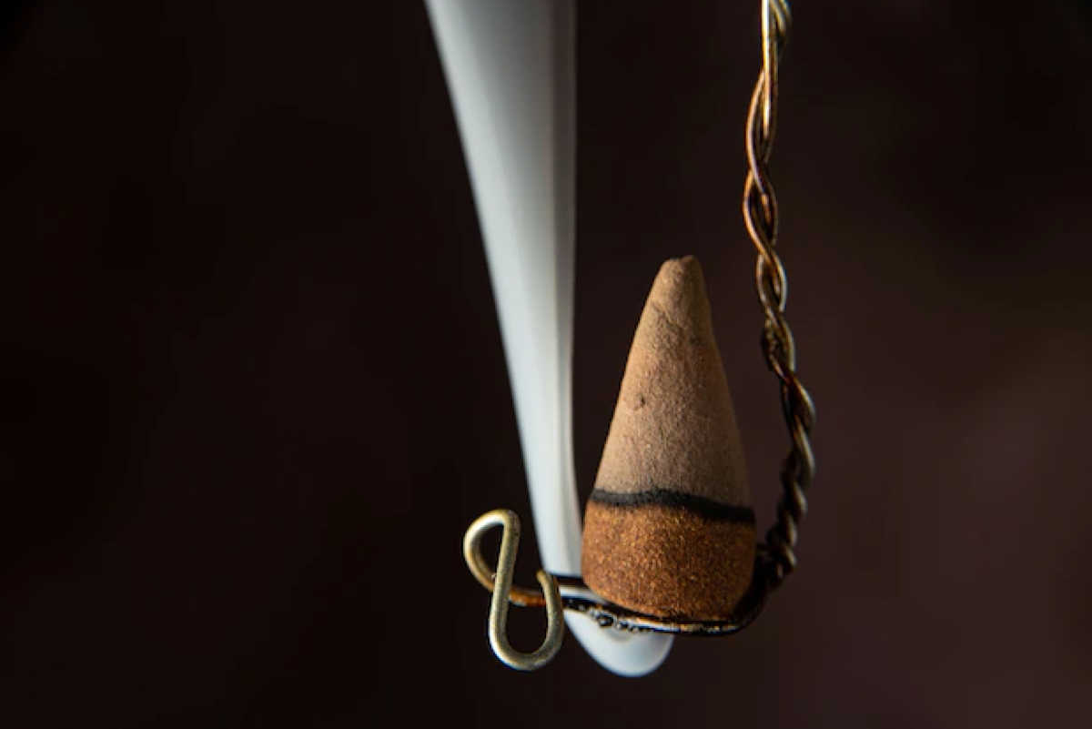 Use steel wire to burn incense cones Use steel wire to burn incense cones.