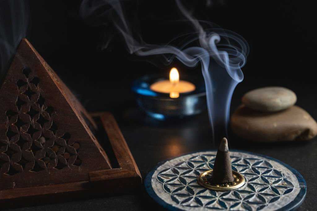 Agarwood incense used cautiously Agarwood incense is quite safe but still needs to be used cautiously and responsibly.