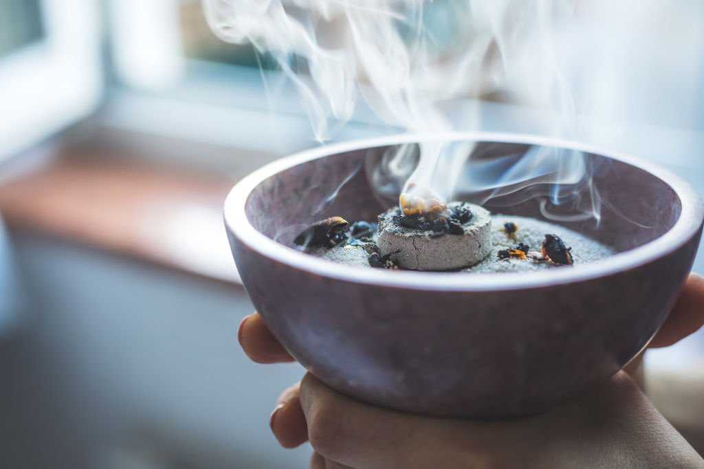 Copal incense air purifying Copal incense has a very good air purifying effect.