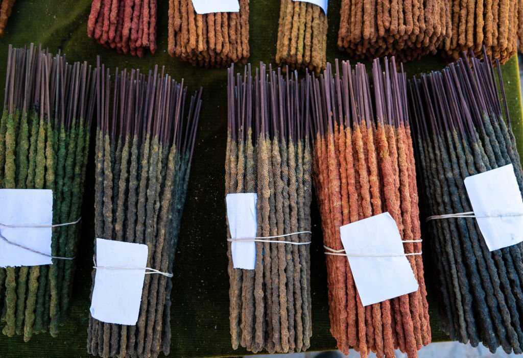 The core of incense sticks The core of incense sticks that are too large can also make them smoke when burning.