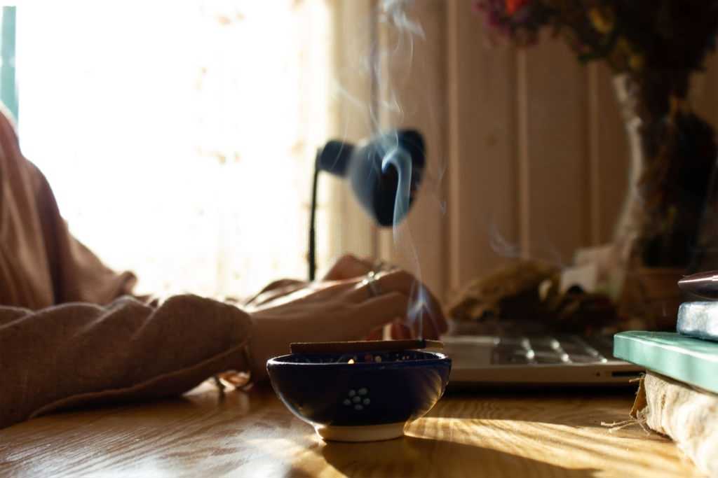 Vanilla incense helps focus Vanilla incense helps focus in work and study.