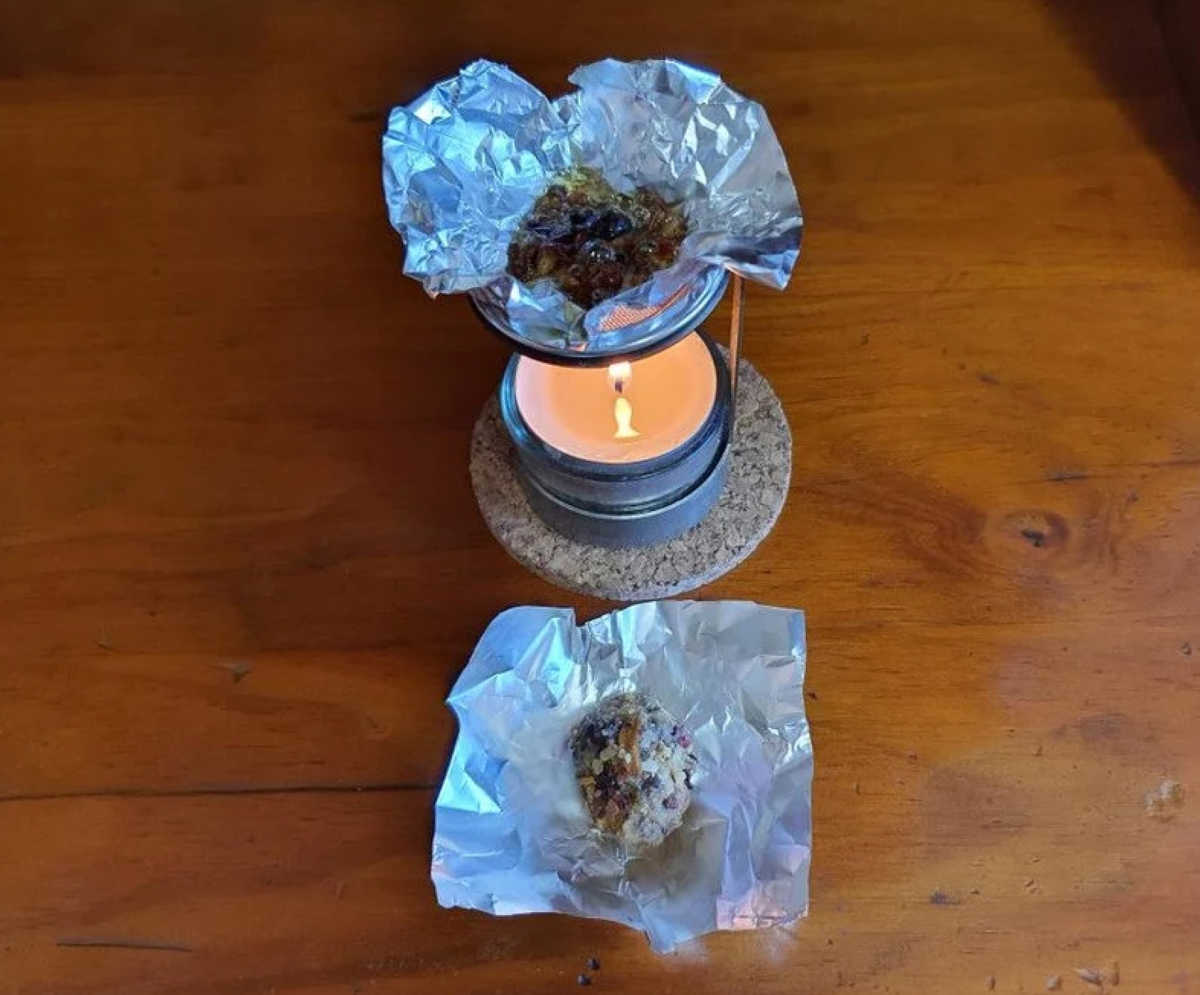Use aluminum foil to burn resin incense Use aluminum foil to burn resin incense.