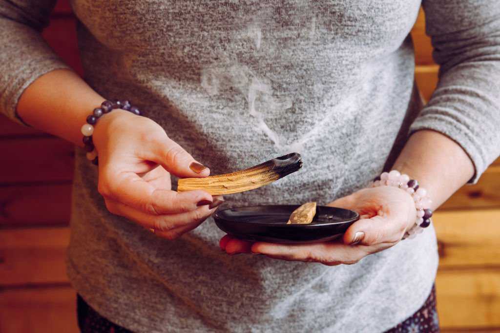 Safety rules using palo santo Safety rules should be observed when using palo santo.