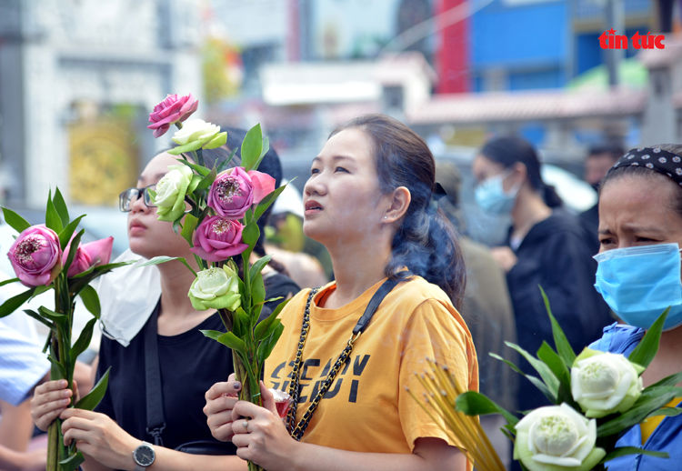 Buddhists commonly visit their temples carrying lotus flowers to pay homage.