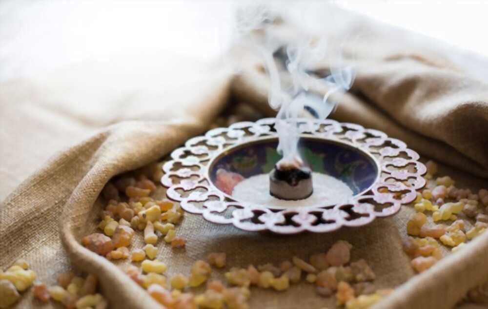 Resin incense helps purify the air in a very effective way.