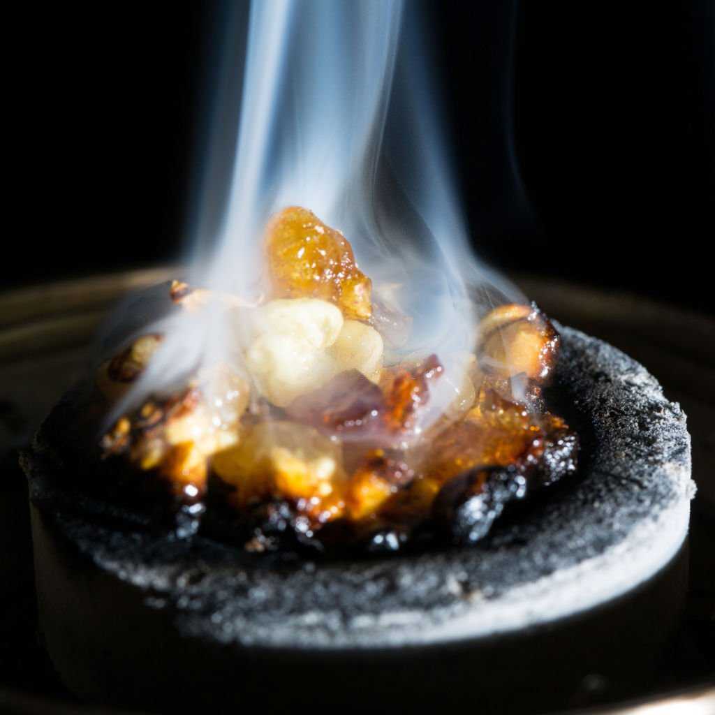 using frankincense incense When using frankincense incense, it is necessary to ensure safety rules to avoid fire.